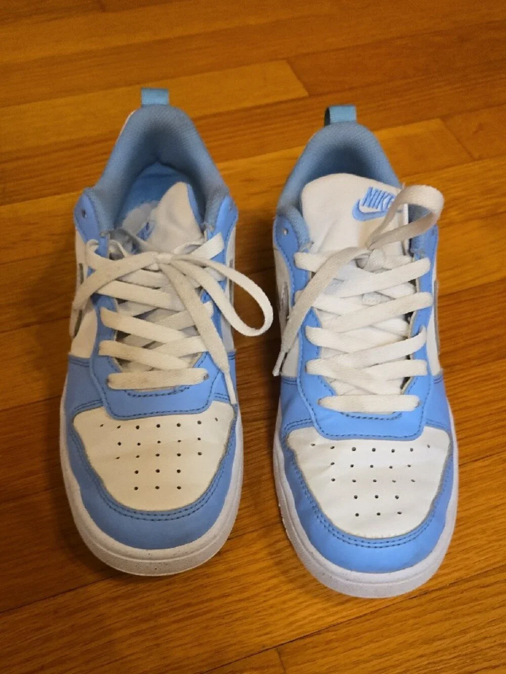 Nike Kids Youth Low-Top Sneakers in White and Light Blue